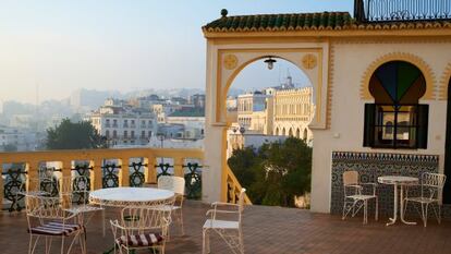 Terraza del hotel Continental, construido en 1870 frente a la zona portuaria de Tánger, en Marruecos.
