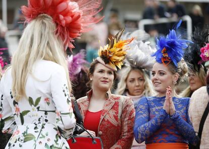 En Cheltenham este año ha habido más tocados que sombreros y han abundado las plumas.