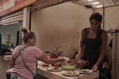 Valeria Valdivia Jaime, una migrante cubana trans, atiende en su local en el mercado San Juan, en Tapachula.