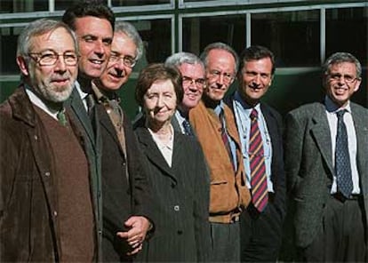 De izquierda a derecha, Rubio, Mayor, Guinovart, Salas, Ávila, Beato, Martínez y Morata, ayer en el Centro de Biología Molecular Severo Ochoa.