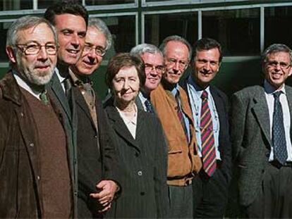 De izquierda a derecha, Rubio, Mayor, Guinovart, Salas, Ávila, Beato, Martínez y Morata, ayer en el Centro de Biología Molecular Severo Ochoa.