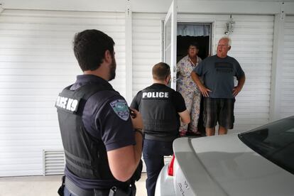 Los oficiales de policía de Vero Beach notifican a los residentes de una comunidad de la evacuación obligatoria en preparación para el huracán Dorian, en Vero Beach, Florida, EE.UU.