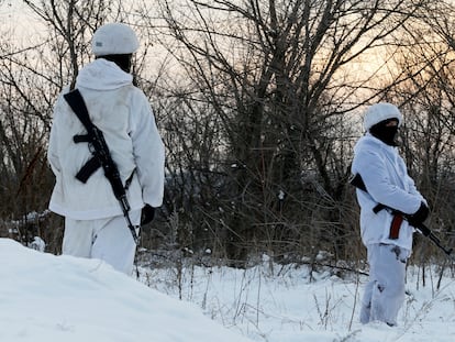 Milicianos prorrusos de la autoproclamada República Popular de Lugansk en la línea del frente que les separa de las tropas ucranias el pasado 24 de diciembre.