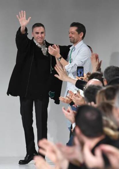 Raf Simons y, a la derecha, Pieter Mulier, saludan tras el desfile de Calvin Klein.