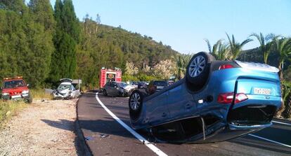 Uno de los veh&iacute;culos implicados en la colisi&oacute;n m&uacute;ltiple en Alzira ha volcado (imagen cedida por el Consorcio de Bomberos de Valencia).
