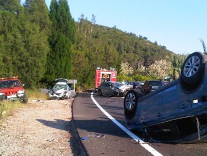 Uno de los vehículos implicados en la colisión múltiple en Alzira ha volcado (imagen cedida por el Consorcio de Bomberos de Valencia).