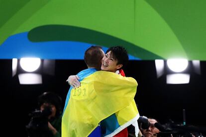 Uchimura recibe la felicitación de Verniaiev tras la competición.
