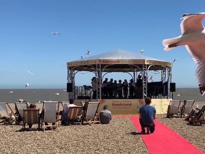 Concierto del Red House Scratch Choir en la playa de Aldeburgh.