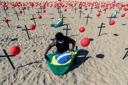 Ativista posiciona bandeira do Brasil em protesto da ONG Rio de Paz pelas vítimas do coronavírus, no Rio de Janeiro, no domingo.