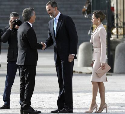 En sus últimas apariciones la Reina ha sorprendido por un estilo más arriesgado y moderno, aunque este miércoles se ha mostrado con un conjunto clásico, en tono pastel. En la imagen, Felipe VI y doña Letizia saludando al presidente de Argentina, Mauricio Macri.