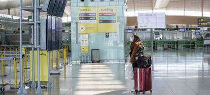 Una pasajera en el aeropuerto de Barcelona, el pasado mes de abril.