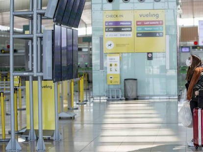 Una pasajera en el aeropuerto de Barcelona, el pasado mes de abril. 