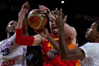 Pau Gasol pelea un rebote con Diaw y Gelabale