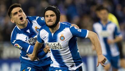 Piatti y Gerard Moreno celebran el tercer gol del Espanyol ante Las Palmas.