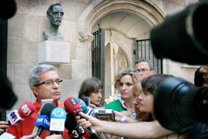 El consejero de Relaciones Públicas de la Generalitat, Joan Saura, rodeado de periodistas.