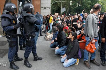 Efectivos de la Policía Nacional en la plaza de Neptuno durante la marcha "Rodea el Congreso"