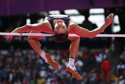 Sarah Cowley en la prueba de salto de altura.