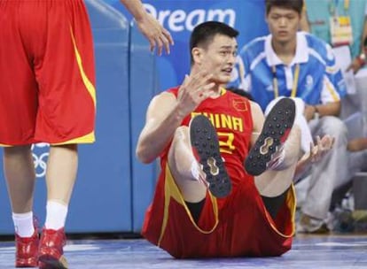 Yao Ming en el suelo, durante el encuentro ante Estados Unidos