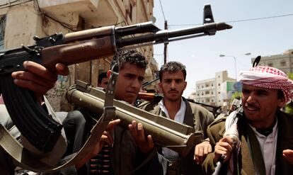 Hombres armados pertenecientes al clan liderado por Sadeq al Ahmar protegen una calle cerca de su casa en Sana.