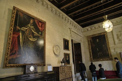 En la actual sala de audiencias del Consistorio, se encuentra un retrato anónimo del rey Fernando III (a la izquierda de la foto), posterior a su canonización. El cuadro se basa en la estampa que se repartió en el Vaticano. Simboliza como la monarquía española es estandarte del papado de Roma. También hay un lienzo de Juan Carrero Miranda sobre Carlos II (a la derecha).