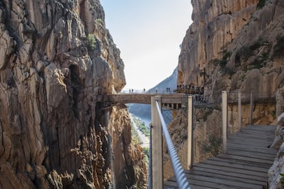 El Caminito del Rey ya no da miedo, o no tanto. Rehabilitado y reabierto al público en 2015, tiene una nueva y segura pasarela colgada sobre los precipicios horadados por el río Guadalhorce y un puente colgante que tiembla y se mueve a cada paso. La ruta se adentra en los estrechos desfiladeros de El Chorro (Gaitanes y Gaitanejos), cuyas paredes llegan a alcanzar los 300 metros de altura y, en algún punto, no superan los 10 metros de anchura. No faltan en el camino los recuerdos a quienes perdieron sus vidas al adentrarse por el antiguo voladizo, cuyos restos se pueden observar todavía al caminar sobre la nueva y fiable pasarela. Inicio: Ardales. Final: Álora. Distancia: 7,7 kilómetros. Más información (y reservas): <a href="http://www.caminitodelrey.info/es/" target="_blank">caminitodelrey.info</a>