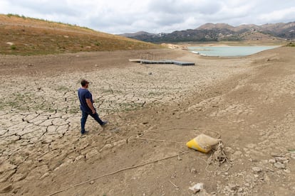 Varias personas caminan por el pantano de La Viñuela (Málaga), que se encuentra al 12% de su capacidad.