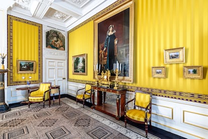 Una sala tapizada de seda amarilla en el palacio de Het Loo. 