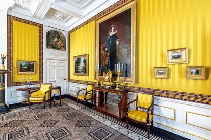 Una sala tapizada de seda amarilla en el palacio de Het Loo. 