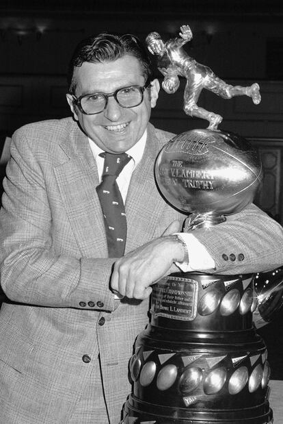 Paterno, en 1973, con el trofeo Lambert en Nueva York.