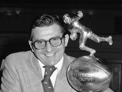 Paterno, en 1973, con el trofeo Lambert en Nueva York.