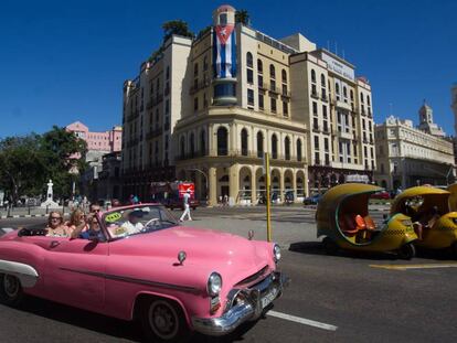 Un automóvil estadounidense clásico transita con turistas el viernes pasado por las calles de La Habana. 