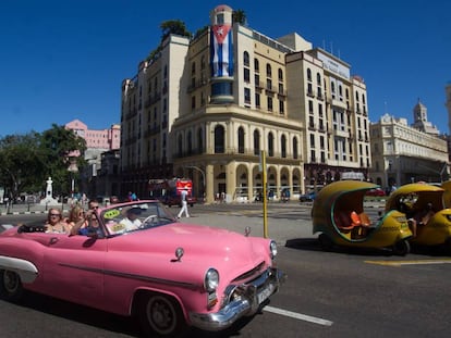 Un automóvil estadounidense clásico transita con turistas el viernes pasado por las calles de La Habana. 