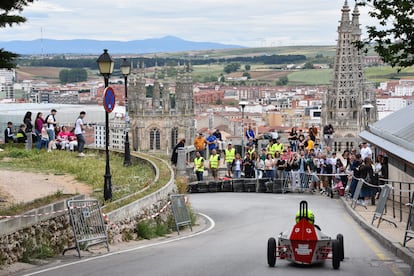 Descenso de uno de los coches por el circuito urbano de Burgos en el Hiperbaric Challenge 2023.