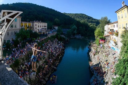Un muchacho salta al río Soca, en la localidad eslovena de Kanal.