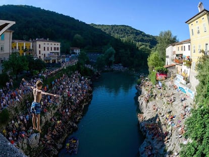 Un muchacho salta al río Soca, en la localidad eslovena de Kanal.