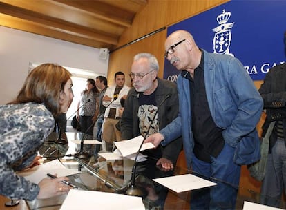 Vicente Montoto y Ernesto Chao, ayer en la sede del Consello da Cultura Galega.