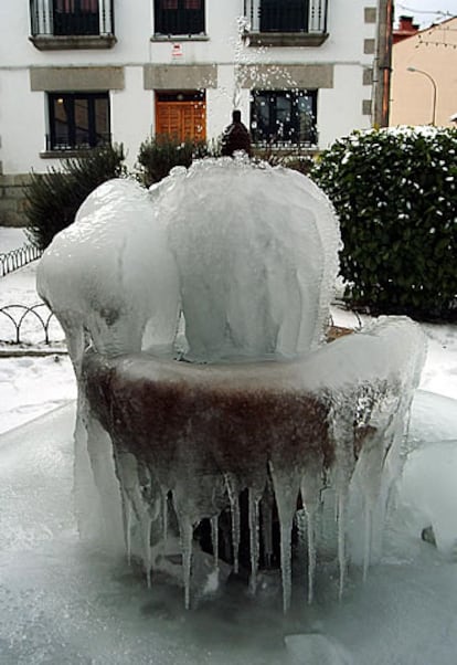 "Esta imagen pertenece a San Rafael, en la provincia de Segovia, donde anoche llegamos a los -13º, y así muchas noches de esta ola de frío. Pero lo curioso es que llevamos varios días con la máxima fija en los -5º". (PEDRO L. MERINO)