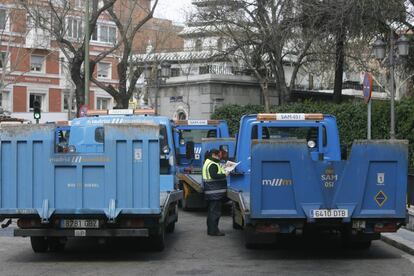 Varias grúas en una calle del centro de Madrid. 