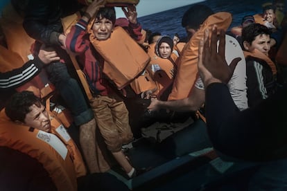 Un niño sirio llora de puro pánico mientras un miembro de la tripulación trata de que mantengan la calma durante una operación de rescate realizada por miembros de la ONG Open Arms en el Mediterráneo.