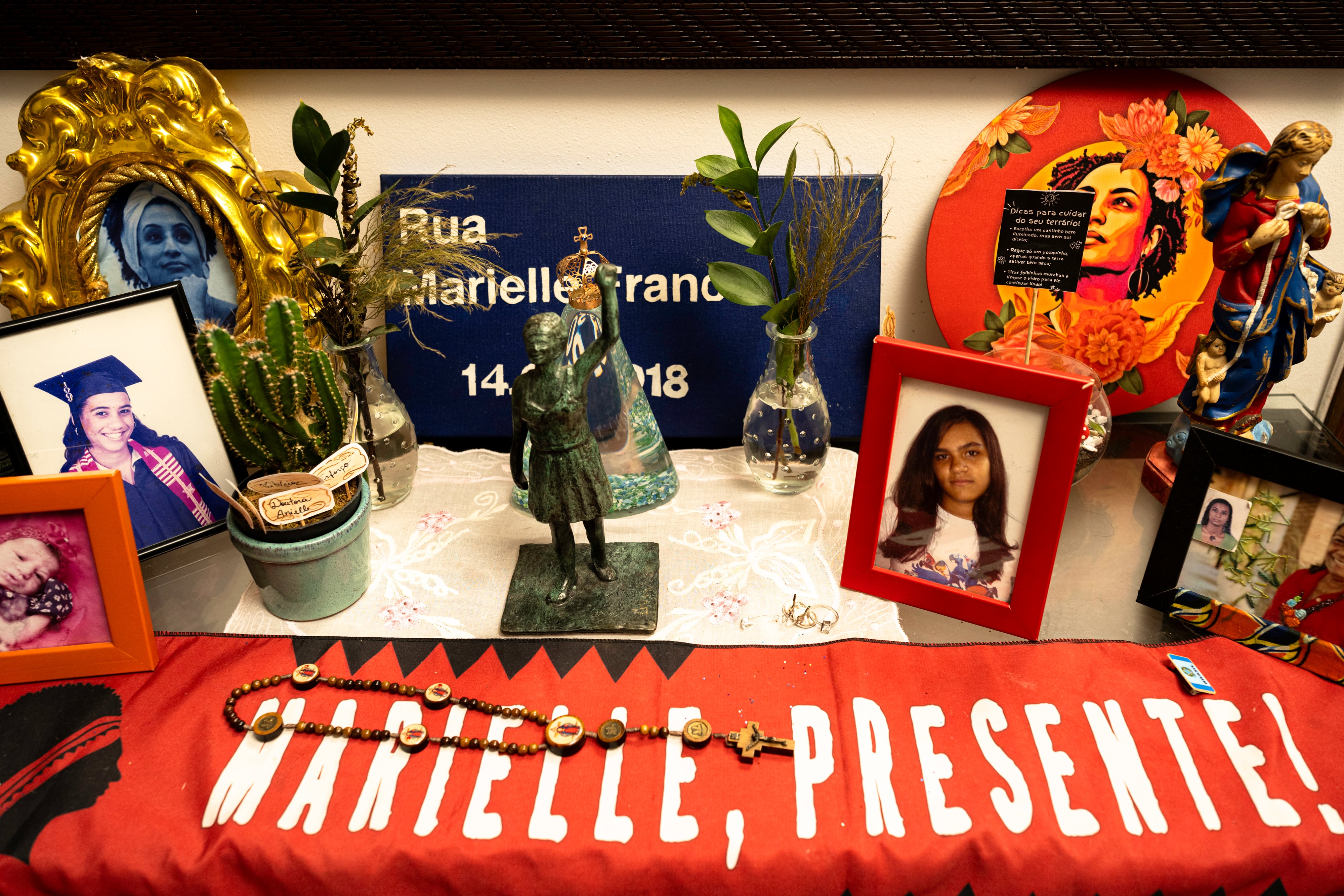 Los padres de Marielle Franco han convertido su sala de estar en un lugar de recuerdo a su primogénita, asesinada en marzo de 2018.