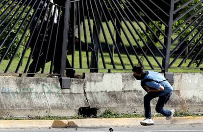 Un miembro de las fuerzas de seguridad antidisturbios dispara un arma a través de la cerca de una base de la fuerza aérea en David José Vallenilla, que resultó herido de muerte durante enfrentamientos en un mitin contra el gobierno del presidente venezolano Nicolás Maduro en Caracas, Venezuela 22 de junio.