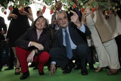 Rosa Aguilar y José Antonio Griñán, en la inauguración de una feria agrícola.