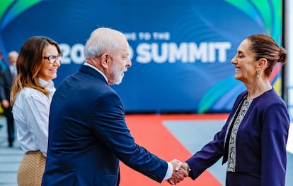 La presidenta de Mxico, Claudia Sheinbaum, es recibida por  Luiz Inacio Lula da Silva. Mxico vuelve al panorama internacional de la mano de su nueva presidenta. 