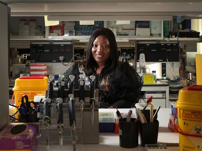 La investigadora africana Gloria Dada en el laboratorio del Centro Nacional de Microbiologia del Instituto de Salud Carlos III,  en Madrid.