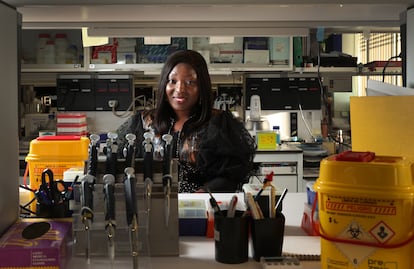 La investigadora africana Gloria Dada en el laboratorio del Centro Nacional de Microbiologia del Instituto de Salud Carlos III,  en Madrid.