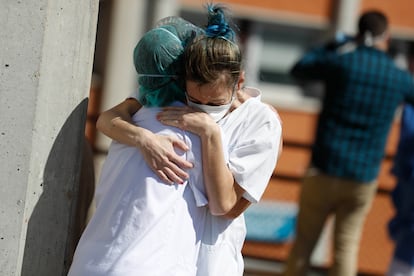 Dos sanitarias se abrazan en el hospital Severo Ochoa de Leganés.
