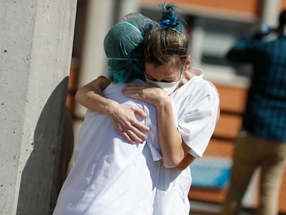 Dos sanitarias se abrazan en el hospital Severo Ochoa de Leganés.