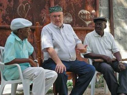 Rodaje de 'Música para vivir', en La Habana en febrero de 2008. De izquierda a derecha, Roberto Manzano, Manuel Gutiérrez Aragón y Juan Picasso.