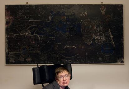 O físico Stephen Hawking em seu escritório do Centro de Matemática Aplicada da Universidade de Cambridge (Reino Unido), em 16 de março de 2005.