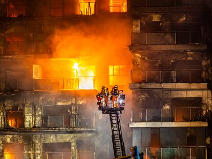 Bomberos trabajaban en el incendio del jueves en el barrio de Campanar, en Valencia.